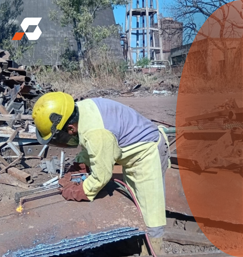 Antes de incorporar el delantal con magas de Segod, el trabajador utilizaba diferentes elementos para alcanzar la protección necesaria durante su tarea: camisa, mangas adicionales y delantal.